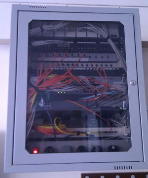 광섬유 상호 연결 장치가 들어 있는 벽걸이 캐비닛. 노란색 케이블은 단일 모드 광섬유이고, 주황색과 청록색 케이블은 다중 모드 광섬유: 각각 50/125 μm OM2 및 50/125 μm OM3 광섬유이다.