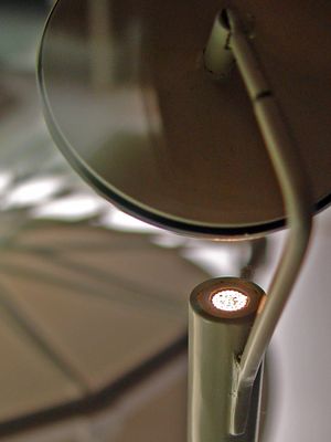 광섬유에서 반사된 빛이 전시된 모델을 비춘다