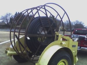 섬유 광케이블 리일 트레일러와 광케이블을 수용할 수 있는 도관