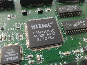SMSC LAN91C110(SMSC 91x) 칩의 근접 사진, 임베디드 이더넷 칩
