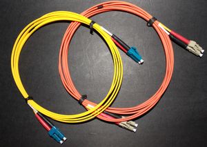 광섬유 케이블. SMF는 노란색, MMF는 주황색 피복을 사용한다.