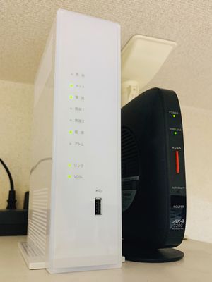 VDSL 홈 게이트웨이 (오른쪽은 Wi-Fi 라우터)