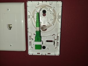 FTTH 서비스가 제공되는 주택의 광섬유 잭(덮개 제거됨)