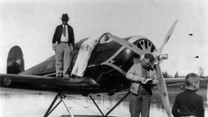 1935년 8월 15일 비극적인 추락 사고 몇 시간 전, 윌리 포스트의 록히드 수상기 날개 위에 앉아 있는 윌 로저스