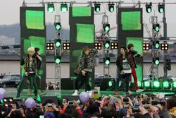 2012년 야외 공연에서의 틴탑. 인기가요 공연 장면