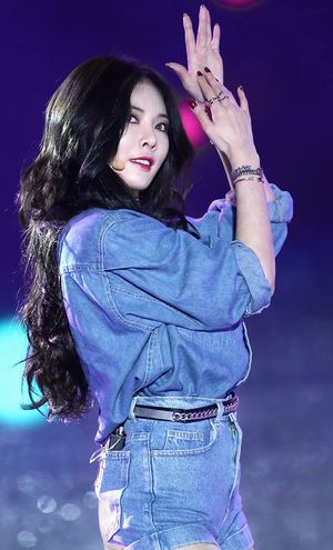 2014년 9월 28일 경주에서 열린 한류드림콘서트에서 공연 중인 현아.