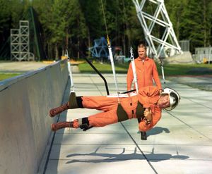 달 착륙 전 우주비행사 훈련에 사용되었던 무중력 보행 시뮬레이터에서의 크롱카이트 (1968).