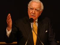 2004년 2월 NASA 행사에서 연설하는 크롱카이트