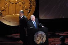 연설하는 월터 크롱카이트(2002년)