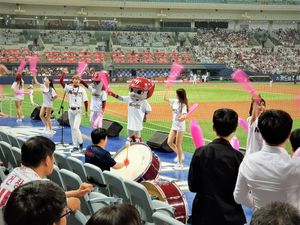 넥센 히어로즈의 응원단이 고척 스카이돔에서 응원을 펼치고 있다.