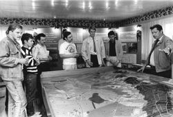 1988년 반하넨(오른쪽에서 세 번째)이 동독을 방문한 모습.