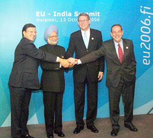 반하넨이 호세 마누엘 바로주 유럽연합 집행위원장, 만모한 싱 인도 총리, 하비에르 솔라나 유럽연합 외교안보정책 고등대표와 함께 찍은 사진. 2006년 10월 13일 헬싱키에서 열린 EU-인도 정상회담에서 촬영되었다.