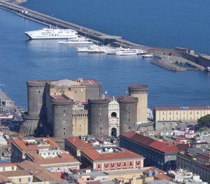 나폴리, 아라곤, 스페인의 중세 왕들의 궁전이었던 카스텔 누오보(Maschio Angioino)