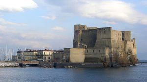 나폴리(Naples) 남부 이탈리아의 카스텔 델 로보(Castel dell'Ovo) 또는 루쿨루스의 성(castellum Lucullanum). 476년 폐위 후 로물루스 아우구스툴루스가 살았던 곳이다. 이 건물은 그가 유배되었던 건물보다 더 최근에 지어진 것이다.