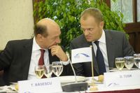 2010년 EPP 정상 회담에서 트라얀 버세스쿠와 폴란드 총리 도날드 투스크