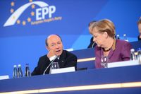 2012년 EPP 정상 회담에서 트라얀 버세스쿠와 독일 총리 앙겔라 메르켈