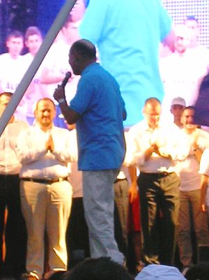 트라이안 바세스쿠가 부쿠레슈티 혁명 광장에서 열린 탄핵 반대 시위에서 연설하고 있다.