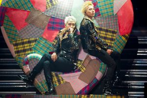 2011년 빅뱅의 빅쇼 콘서트에서 탑과 함께 공연하는 지드래곤