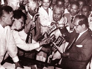 카를로스 가르시아 부통령(오른쪽)은 마그사이사이 대통령 사망 후 대통령으로 취임 선서를 했다. 선서식은 말라카냥궁 단지 행정부 건물의 국무원 회의실에서 대법원장 리카르도 파라스가 집행했다.