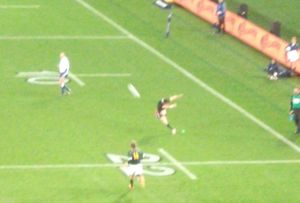 2013년 에덴 파크에서 열린 올 블랙스 대 스프링복스 경기에서 컨버전을 시도하는 댄 카터