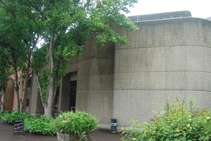 이튼의 메인 극장인 패러 극장 외관