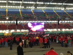 웨일스와 프랑스의 준결승전 개막 직후의 대형 스크린과 일부 팬들