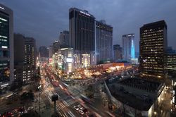 롯데백화점 명동본점, 영플라자, 롯데호텔 서울 등이 밀집한 소공동 롯데타운의 2015년 야경