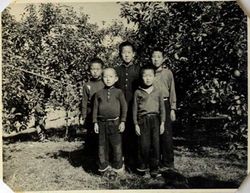 1953~54년 충주교현국민학교 2~3학년 재직 중 동생들과 찍은 사진(뒷줄 가운데)