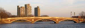 보스턴의 올스턴-브라이턴(Allston-Brighton) 지역과 케임브리지를 찰스강(Charles River)을 가로질러 보행자 전용으로 연결하는 위크스 다리(Weeks Bridge, John W. Weeks Bridge)