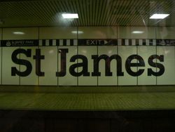 세인트 제임스 지하철역에 표시된 지하철역 이름