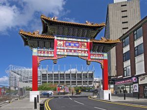 차이나타운 아치를 통해 본 갤로게이트 엔드 전경