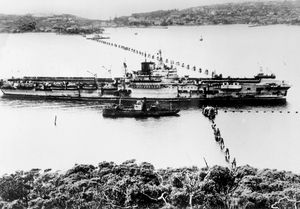1945년, 시드니 항만 대잠수함 방어망을 통과하는 포미더블(HMS Formidable, R67)함. 검게 그을린 굴뚝은 위 사진의 가미카제 공격(일본 항공기가 비행 갑판에 추락) 결과이다.