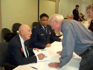 2008년 4월 텍사스 대학교 달라스 캠퍼스에서 열린 66주년 기념식에서 제2차 세계대전 육군 참전 용사 조지 A. 맥캘핀(오른쪽)이 맥캘핀의 사촌인 기습대원 윌리엄 존 다이터에 대해 리처드 E. 콜 중령(앉아있는 사람)과 이야기하고 있다