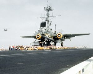 복원된 2차 세계 대전 B-25 미첼 폭격기 헤븐리 바디가 레인저호의 갑판에서 이륙