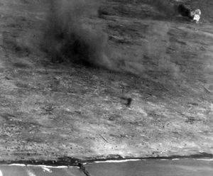 1945년 2월 19일, 해병대가 상륙하는 모습을 항공 촬영한 사진