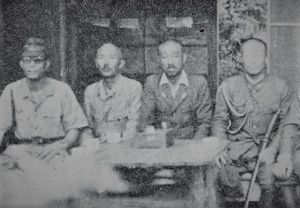 오른쪽에서 두 번째가 오가사와라 병단 사령부 부(전 혼성 제2여단장) 오스가 오우 육군소장, 세 번째가 혼성 제2여단 사령부 부 수리바치산 수비대 지휘관 아츠치 카네히코 육군대좌