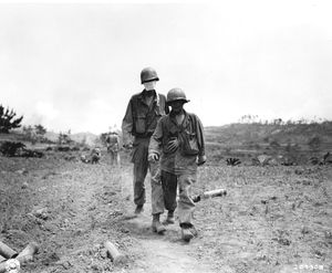 오키나와에서 부상당한 두 명의 미군 병사가 의무대 쪽으로 이동하는 모습, 1945년 4월 20일