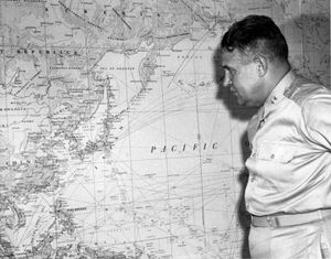 레슬리 그로브스, 맨해튼 계획 책임자, 극동 지도와 함께