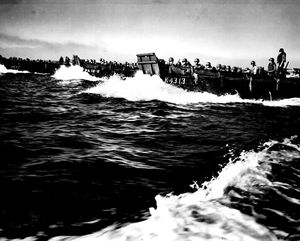 1945년 1월 9일, 루손 섬 해변에 상륙하는 미군 병력