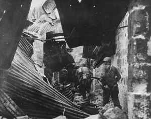 1945년 2월, 폐허가 된 마닐라 건물을 통과하는 미군 보병들