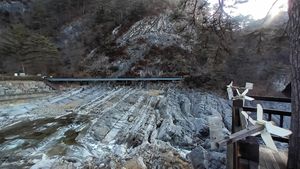 태백고생대자연사박물관 앞 황지천에 드러난 막동 석회암층의 노두이다. 구문소 바로 뒤쪽이며, 층리가 선명하게 드러나 있고, 북서쪽을 향해 크게 기울어 있다.