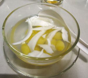 태국에서 코코넛 과육과 함께 디저트로 제공되는 은행