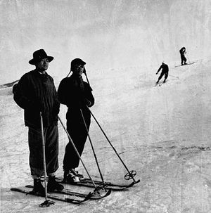 1954년에 열린 대관령 스키 대회 참관자들의 모습