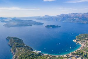 크로아티아 해안에 있는 엘라피티 제도; 아드리아해에는 1200개가 넘는 섬과 작은 섬이 있다.