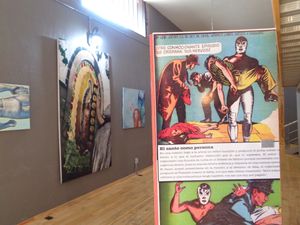 박물관에 전시된 산토 만화책 페이지를 들고 서 있는 모습