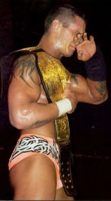 2004년 8월 서머슬램(SummerSlam)에서 오턴은 WWE 역사상 최연소 월드 헤비웨이트 챔피언(World Heavyweight Champion)이 되었다.