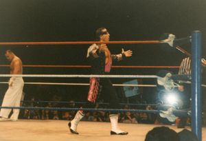 하트가 양팔을 벌리고 관중을 향해 포즈를 취하고 있다.