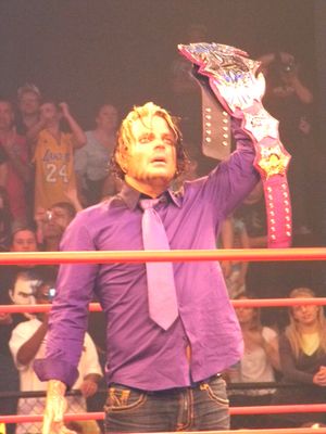 제프 하디의 맞춤형 디자인으로, 나중에 미스터 앤더슨과 스팅이 사용하면서 두 번째 공식 벨트 디자인이 된 "이모탈 챔피언십".