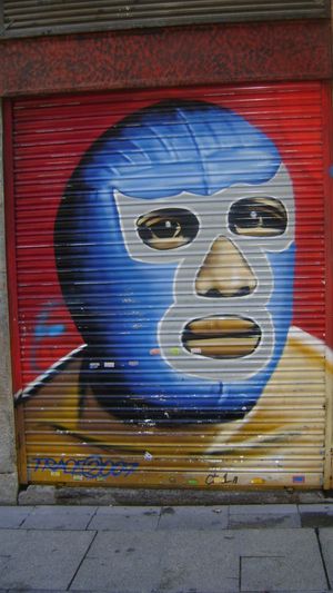 마드리드(스페인)의 블루 데몬 레슬링 마스크 낙서