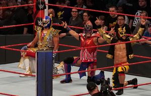 루차 하우스 파티 - 칼리스토 (가운데), 그란 메탈릭 (왼쪽), 그리고 린스 도라도 (오른쪽), 2018년 4월